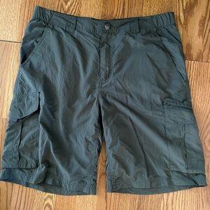 Columbia Men's Omni Shade Hiking Cargo Shorts Size 34 W 10 L Color Green